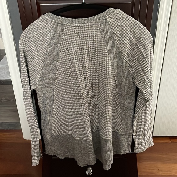 Beautiful v neck sweater.  Gray and white eri + Ali size small - Picture 2 of 4